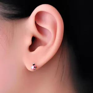 Co zrobić z ropiejącym uchem od kolczyka?