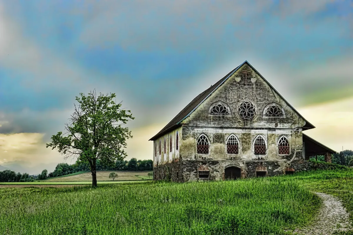 stary dom piętrowy