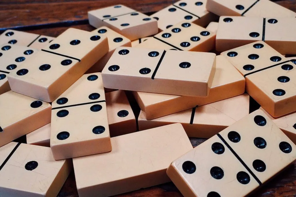 Jak się gra w domino?